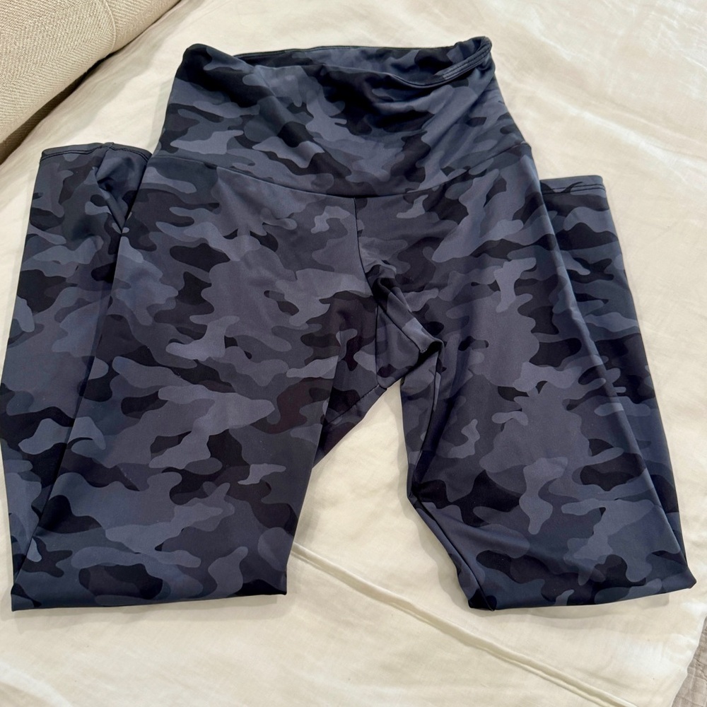 Onzie high rise athletic leggings in camo size small.